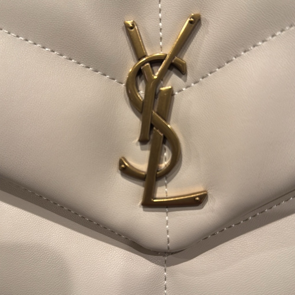 Yves Saint Laurent LouLou Puffer Medium in Blanc Vintage. - Picture 2 of 11